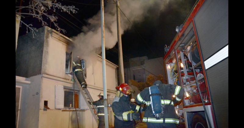 Importante incendio en una casa de barrio Mariano Moreno