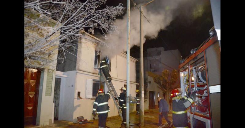 Importante incendio en una casa de barrio Mariano Moreno