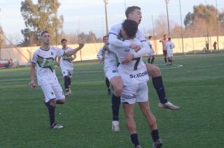 Bruno Di Bello celebra con Di Carlo el 1-0 parcial