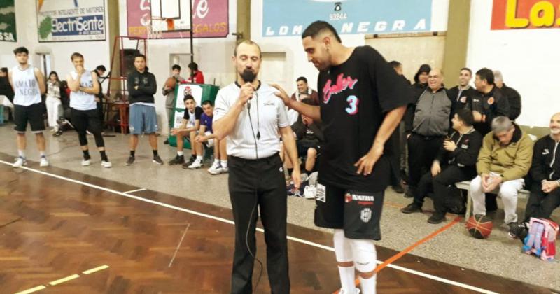 El �rbitro lomanegrense Andrés Alvarez se despidió en una jornada muy emotiva