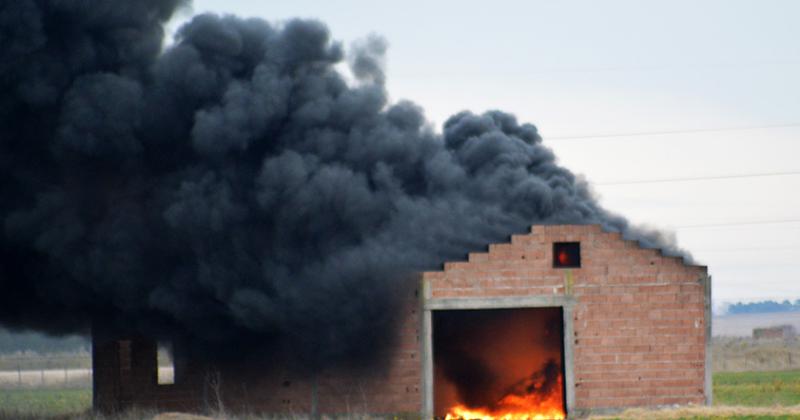 Bomberos trabajaron en el incendio de un galpoacuten en construccioacuten