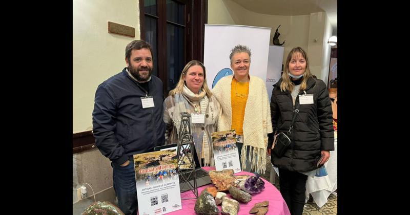 Una de las participantes en el Taller fue la licenciada sierrabayense Cecilia Alves (a la derecha) una de las referentes del Proyecto del Geoparque de la Sierra Baya