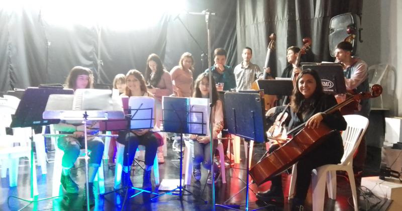 La Orquesta Escuela también genera una parte social en los adultos