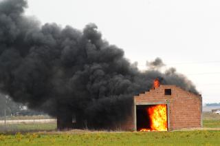 Bomberos trabajaron en el incendio de un galpoacuten en construccioacuten