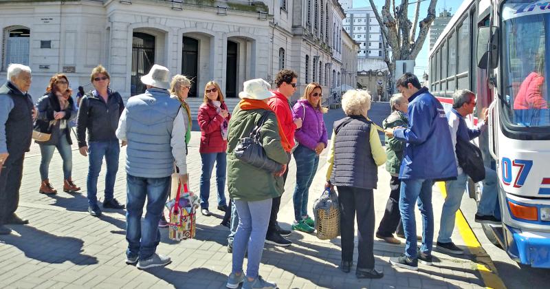 Colectivo lleno para la primera salida del Bus Turiacutestico