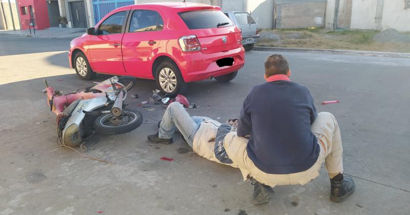 Un motociclista fue trasladado al Hospital tras chocar con un auto