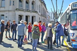 Colectivo lleno para la primera salida del Bus Turiacutestico