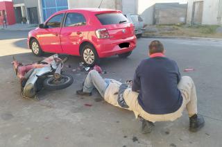 Un motociclista fue trasladado al Hospital tras chocar con un auto