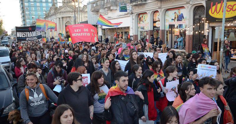 La Marcha del Orgullo en Olavarriacutea en 20 fotos 