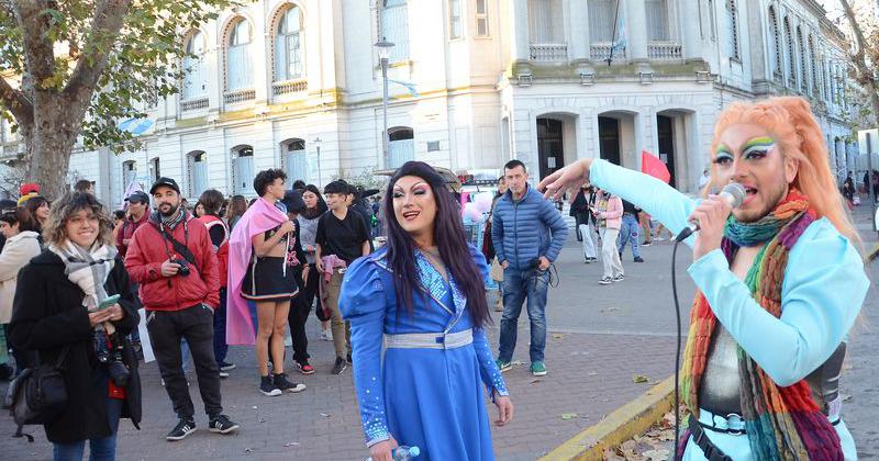 La Marcha del Orgullo en Olavarriacutea en 20 fotos 