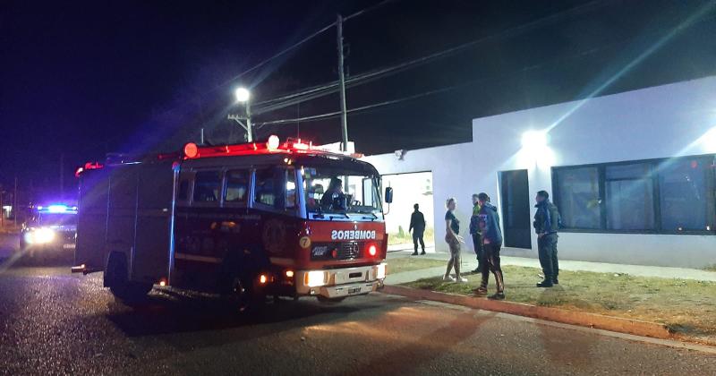 Un auto se prendioacute fuego en una cochera y generoacute paacutenico