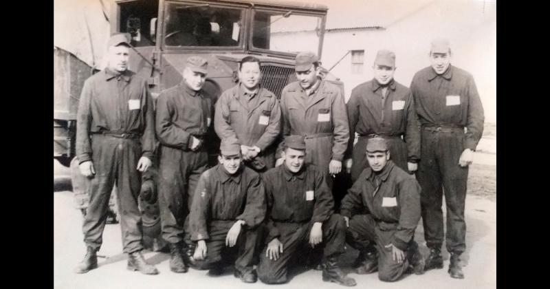 Dos suboficiales y siete soldados de la Sección Mantenimiento del Regimiento de Tiradores de Caballería Blindada 2 Lanceros General Paz de Olavarría durante el servicio militar de la Clase 1942