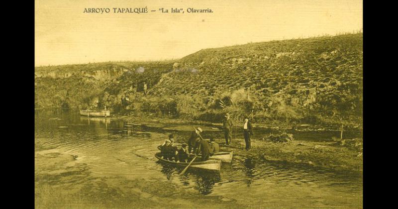 Antigua postal que registra a un grupo de paseantes en bote en el arroyo Tapalqué en el sector del paraje La Isla del partido de Olavarría en las primeras décadas del siglo XX