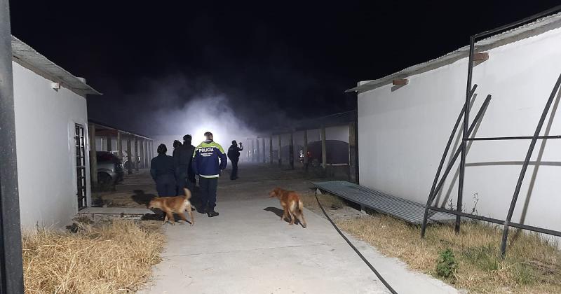 Un auto se prendioacute fuego en una cochera y generoacute paacutenico