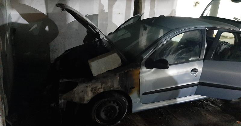 Un auto se prendioacute fuego en una cochera y generoacute paacutenico