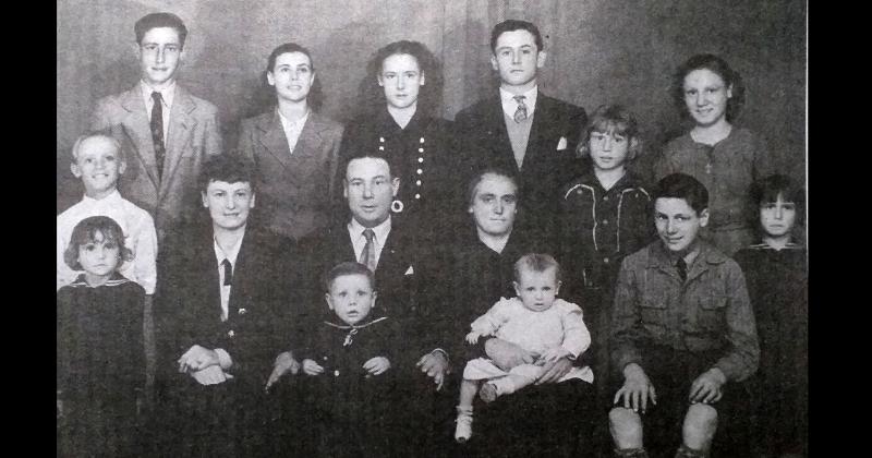 En 1949 los integrantes de la familia Hait - Urban de la localidad de Colonia Hinojo se trasladan a la ciudad de Olavarría para registrar esta foto