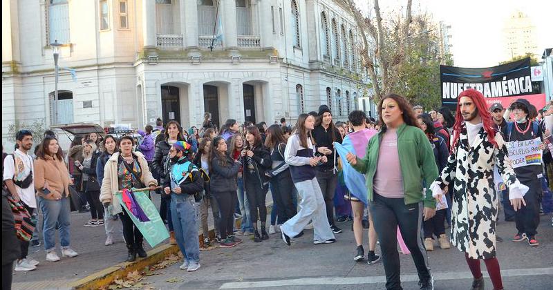 La Marcha del Orgullo en Olavarriacutea en 20 fotos 