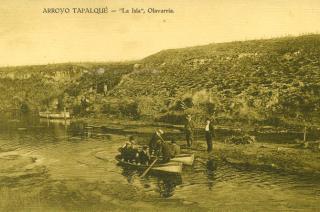 Antigua postal que registra a un grupo de paseantes en bote en el arroyo Tapalqué en el sector del paraje La Isla del partido de Olavarría en las primeras décadas del siglo XX