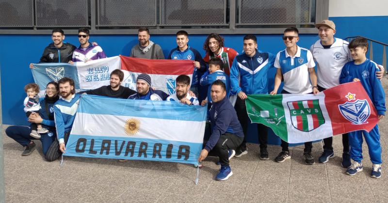 Un grupo de hinchas de Velez olavarrienses viajoacute a ver el partido contra River