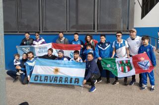 Un grupo de hinchas de Velez olavarrienses viajoacute a ver el partido contra River