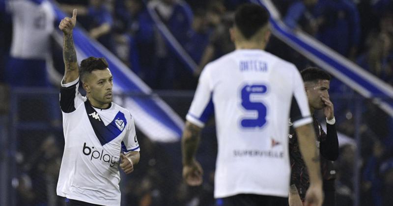 Lucas Janson celebra su gol de penal el único del duelo ante River