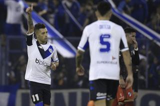 Lucas Janson celebra su gol de penal el único del duelo ante River