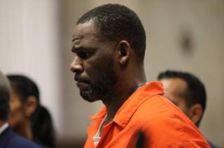 El cantante R Kelly fue condenado a 30 antildeos de prisioacuten por delitos sexuales