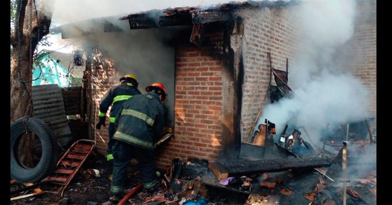 Monte Grande- se incendioacute una casa mientras la familia dormiacutea y murieron cinco personas