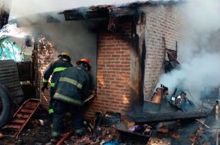 Monte Grande- se incendioacute una casa mientras la familia dormiacutea y murieron cinco personas