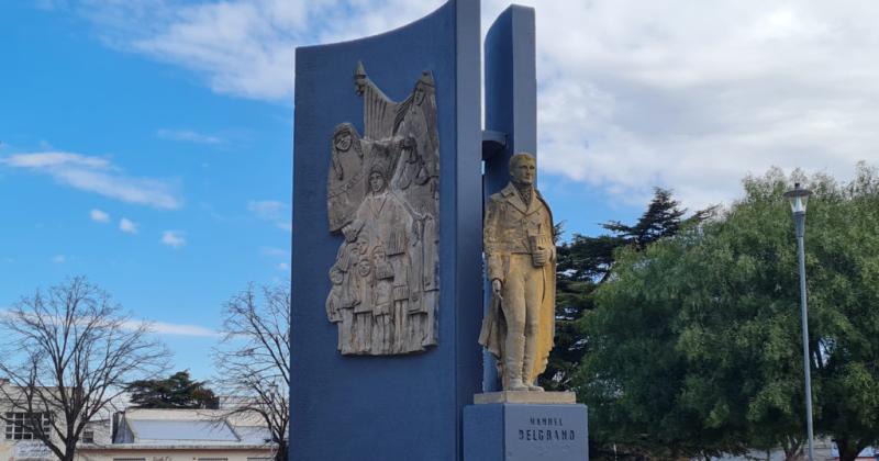 Tras los actos de vandalismo repintaron la plaza Manuel Belgrano