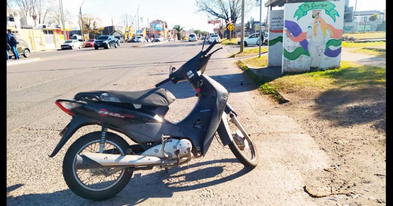 Una mujer con heridas al caerse de su moto