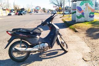 Una mujer con heridas al caerse de su moto