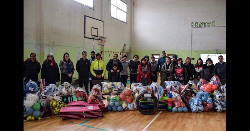 El Municipio entregoacute elementos deportivos a escuelas locales