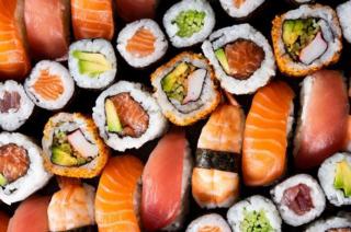 Por la suba de precios locales de sushi reemplazaraacuten el salmoacuten por trucha