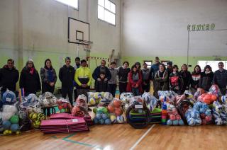 El Municipio entregoacute elementos deportivos a escuelas locales