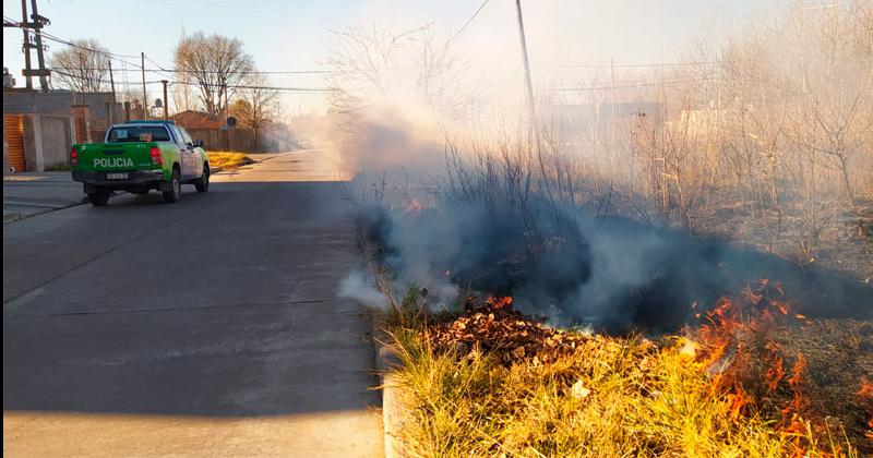 Incendio de pastos en barrio Sarmiento Norte