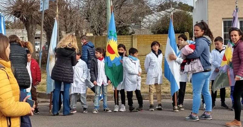 Acto comunitario y desfile en Sierra Chica por el Diacutea de la Independencia