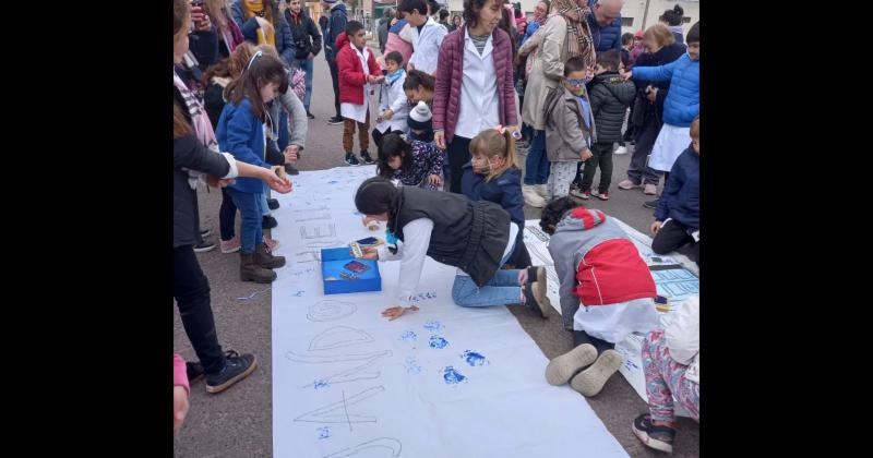 Acto comunitario y desfile en Sierra Chica por el Diacutea de la Independencia