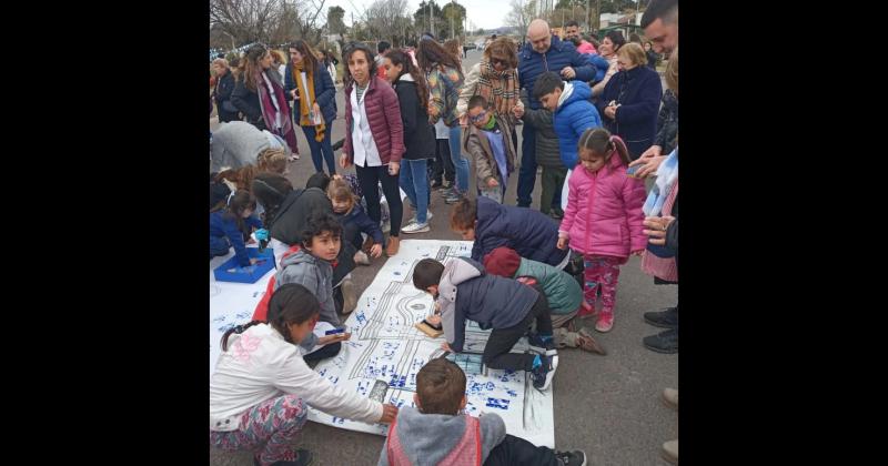 Acto comunitario y desfile en Sierra Chica por el Diacutea de la Independencia