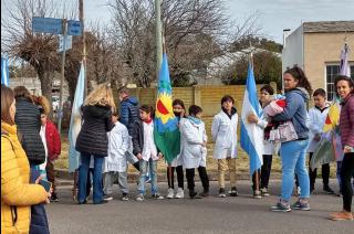 Acto comunitario y desfile en Sierra Chica por el Diacutea de la Independencia