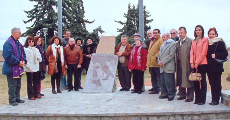 En 2011 se inauguró un monolito con el mapa de Italia obra de  Lucio Gullotto