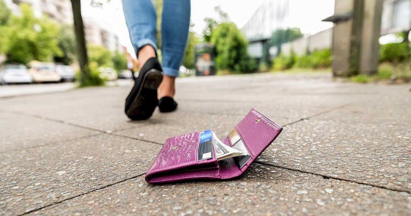 Se le cayoacute la billetera fuera de su casa y una chica tuvo la intencioacuten de devolverla