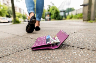 Se le cayoacute la billetera fuera de su casa y una chica tuvo la intencioacuten de devolverla