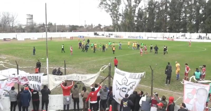 Murioacute un hincha de 18 antildeos baleado durante un partido de la Primera C