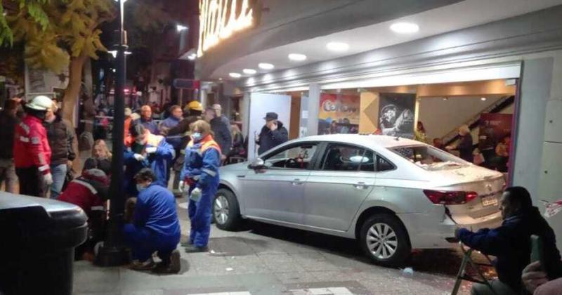 Mendoza- un auto se incrustoacute en un teatro e hirioacute a 23 espectadores