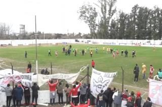 Murioacute un hincha de 18 antildeos baleado durante un partido de la Primera C