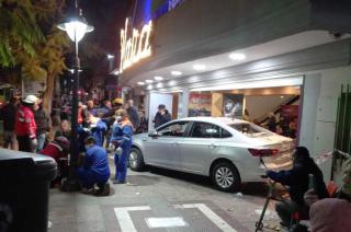 Mendoza- un auto se incrustoacute en un teatro e hirioacute a 23 espectadores