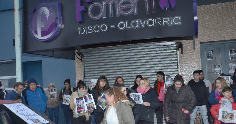 Familiares y allegados del joven se manifestaron frente al local- al día siguiente se revocó la habilitación