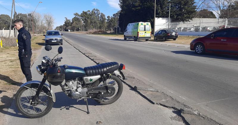 Un motociclista resultoacute herido tras impactar con un auto