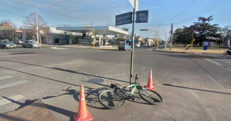 Un auto encerroacute a una mujer y se cayoacute